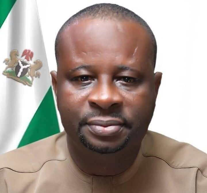 VIDEO: Thugs flog Rivers council administrator with cutlass, force to sign resignation letter